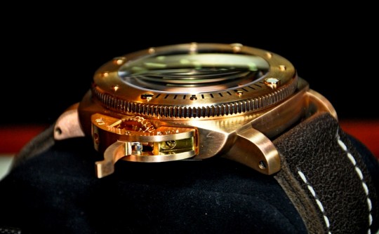 Panerai Submersible 382 Bronzo – vzhled leštěného bronzu bez patiny (foto Cyril – Chronomag).