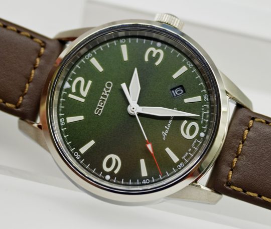 Seiko Presage SRPB05J1 - Sunburst efekt – rozdíl v barvě v jednotlivých oblastech číselníku je patrný. 