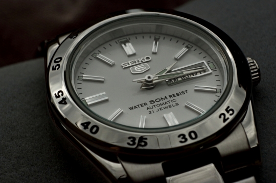 Seiko SYMG35K1 mají plastický číselník.