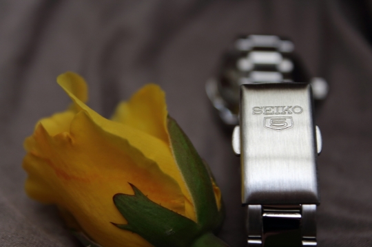 Seiko SYMG35K1 – detail spony s bezpečnostní pojistkou.
