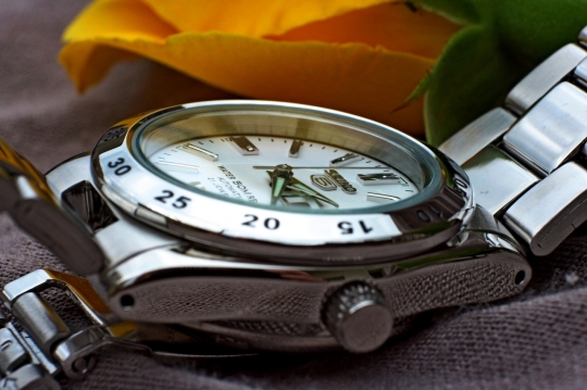 Seiko SYMG35K1 – pohled z boku.