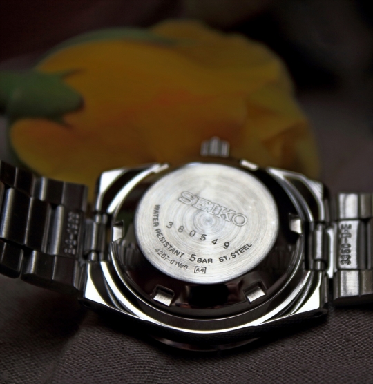Seiko SYMG35K1 – ocelové dýnko nese informace o modelu.