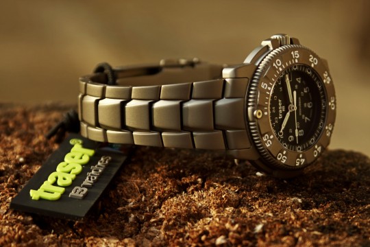 Celotitanové hodinky Traser 6506 s rafinovaně skládaným titanovým tahem.