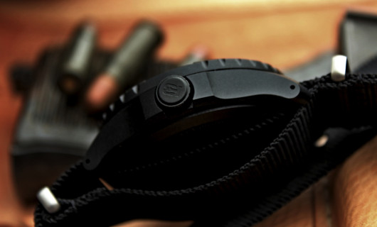 Traser Outdoor Pioneer – korunka je z boku chráněna výstupky na pouzdru.