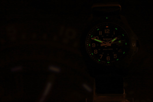 Traser Outdoor Pioneer ve tmě.